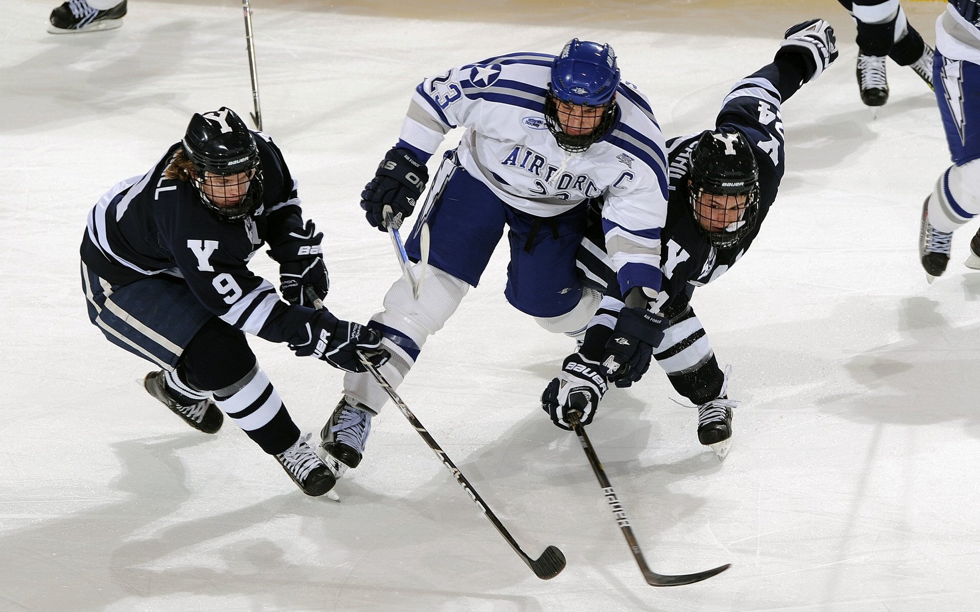当孤鹰掠过紫金之巅,哈登季后赛接管时刻与湖鹰对决的永恒回响